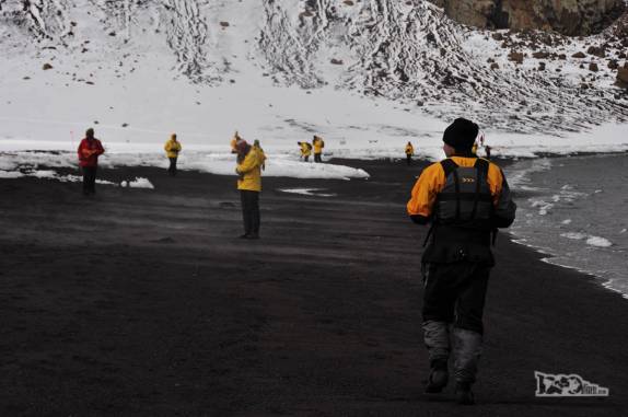 Caminhando na praia de Deception Island, na Antártida